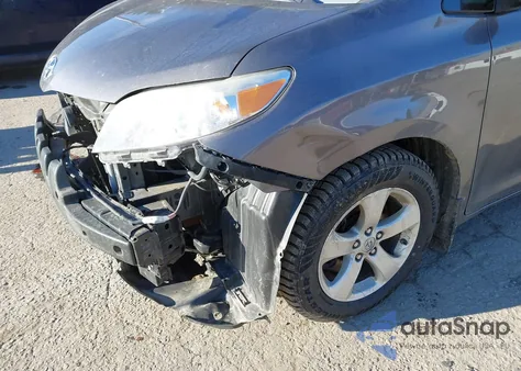 2016 Toyota Sienna Le 8 Passenger z USA, uszkodzony, nr VIN 5TDKK3DC9GS700499